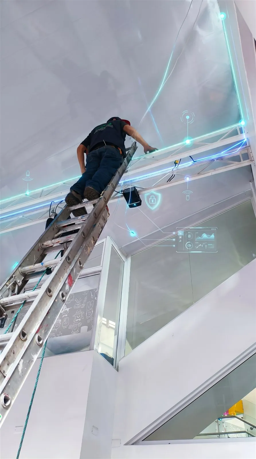 Técnico de Soteira ejecutando una instalación de infraestructura